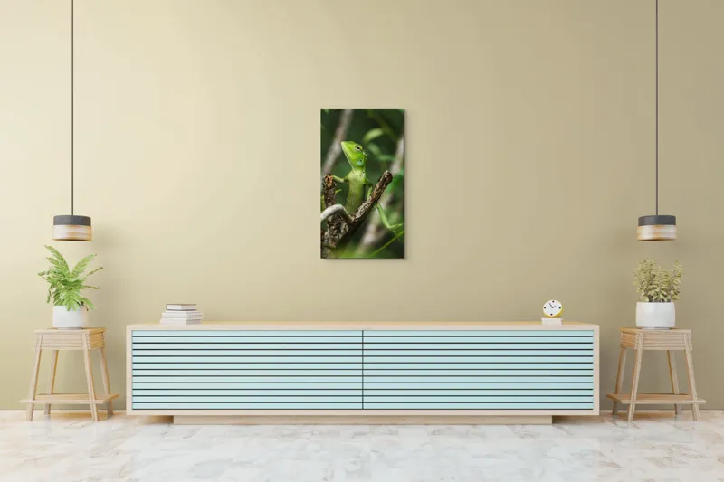 Tablou Canvas, "Șopârla verde printre crengi uscate", Șopârlă, Verde, Creangă, Natură, Frunze, Privire, Solzi, Ramură, Vârf, Ochi, Detaliu, Observare, 50 x 90 cm – poza 6
