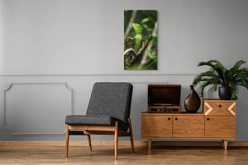 Tablou Canvas, "Șopârla verde printre crengi uscate", Șopârlă, Verde, Creangă, Natură, Frunze, Privire, Solzi, Ramură, Vârf, Ochi, Detaliu, Observare, 50 x 90 cm – poza 8