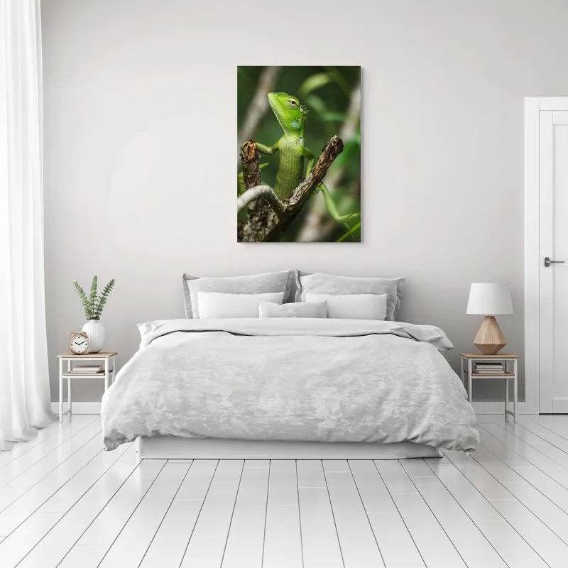 Tablou Canvas, "Șopârla verde printre crengi uscate", Șopârlă, Verde, Creangă, Natură, Frunze, Privire, Solzi, Ramură, Vârf, Ochi, Detaliu, Observare, 70 x 100 cm – poza 3