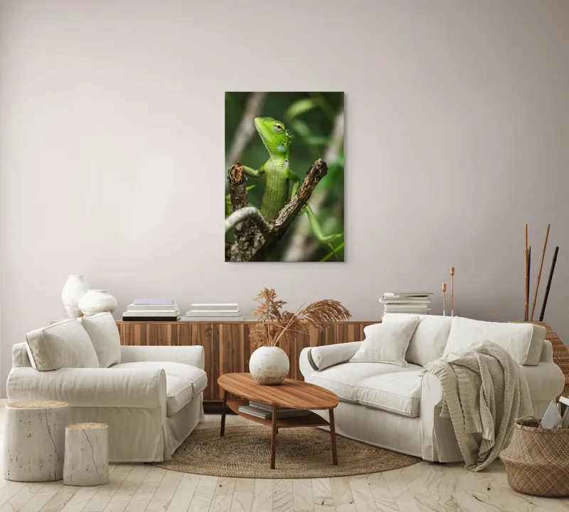 Tablou Canvas, "Șopârla verde printre crengi uscate", Șopârlă, Verde, Creangă, Natură, Frunze, Privire, Solzi, Ramură, Vârf, Ochi, Detaliu, Observare, 70 x 100 cm – poza 4