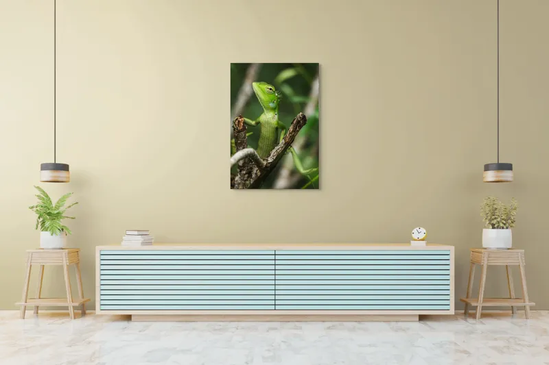 Tablou Canvas, "Șopârla verde printre crengi uscate", Șopârlă, Verde, Creangă, Natură, Frunze, Privire, Solzi, Ramură, Vârf, Ochi, Detaliu, Observare, 70 x 100 cm – poza 5
