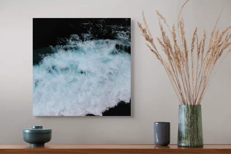 Tablou Canvas, "Vâltoarea albastră a oceanului misterios", Vijelie, Spumă, Ocean, Albastru, Mișcare, Natură, Energie, Vitejie, Valuri, Intenție, 50 x 50 cm – poza 4