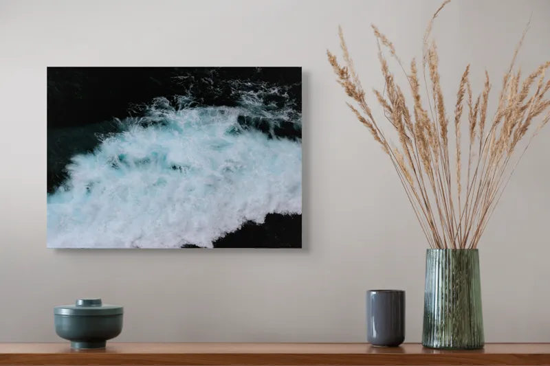 Tablou Canvas, "Vâltoarea albastră a oceanului misterios", Vijelie, Spumă, Ocean, Albastru, Mișcare, Natură, Energie, Vitejie, Valuri, Intenție, 54 x 39 cm – poza 4