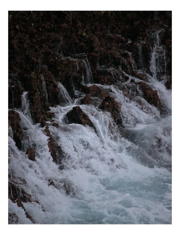 Tablou Canvas, "Cascada înspumată peste stânci abrupte", Cascadă, Piatră, Spumă, Apă, Natură, Forță, Curgere, Impact, Zgomot, Energie, 50 x 70 cm