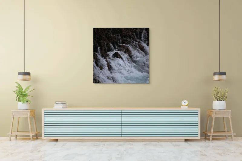 Tablou Canvas, "Cascada înspumată peste stânci abrupte", Cascadă, Piatră, Spumă, Apă, Natură, Forță, Curgere, Impact, Zgomot, Energie, 100 x 100 cm – poza 5