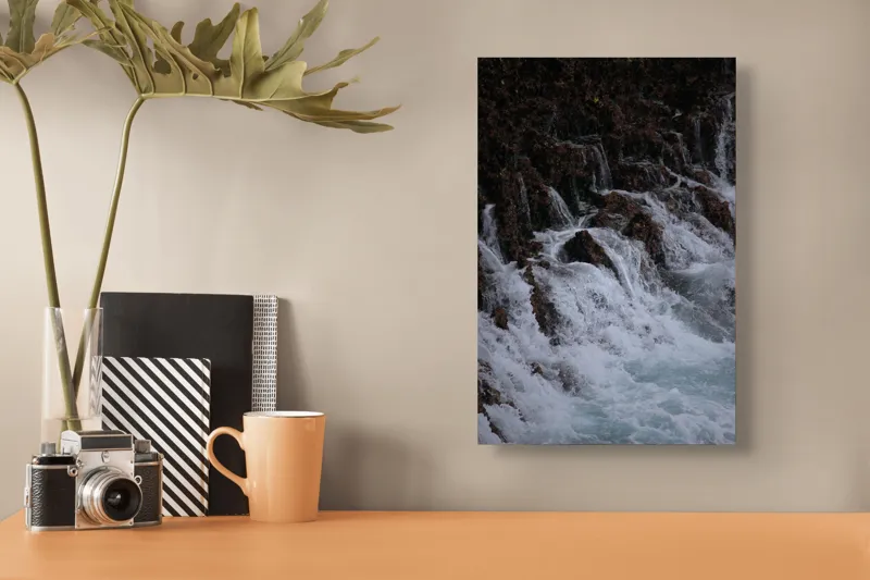 Tablou Canvas, "Cascada înspumată peste stânci abrupte", Cascadă, Piatră, Spumă, Apă, Natură, Forță, Curgere, Impact, Zgomot, Energie, 26 x 39 cm – poza 3