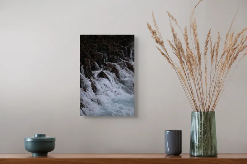 Tablou Canvas, "Cascada înspumată peste stânci abrupte", Cascadă, Piatră, Spumă, Apă, Natură, Forță, Curgere, Impact, Zgomot, Energie, 26 x 39 cm – poza 5