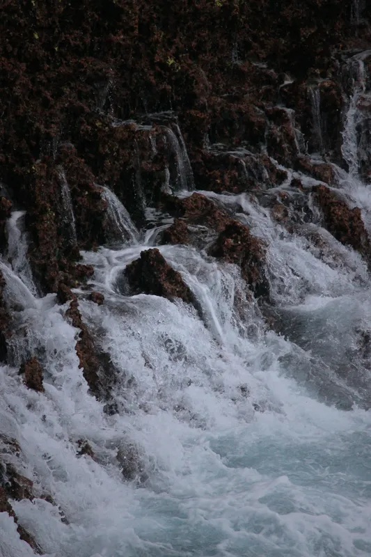 Tablou Canvas, "Cascada înspumată peste stânci abrupte", Cascadă, Piatră, Spumă, Apă, Natură, Forță, Curgere, Impact, Zgomot, Energie, 26 x 39 cm – poza 2