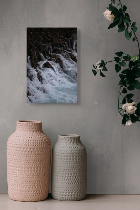 Tablou Canvas, "Cascada înspumată peste stânci abrupte", Cascadă, Piatră, Spumă, Apă, Natură, Forță, Curgere, Impact, Zgomot, Energie, 26 x 39 cm – poza 6