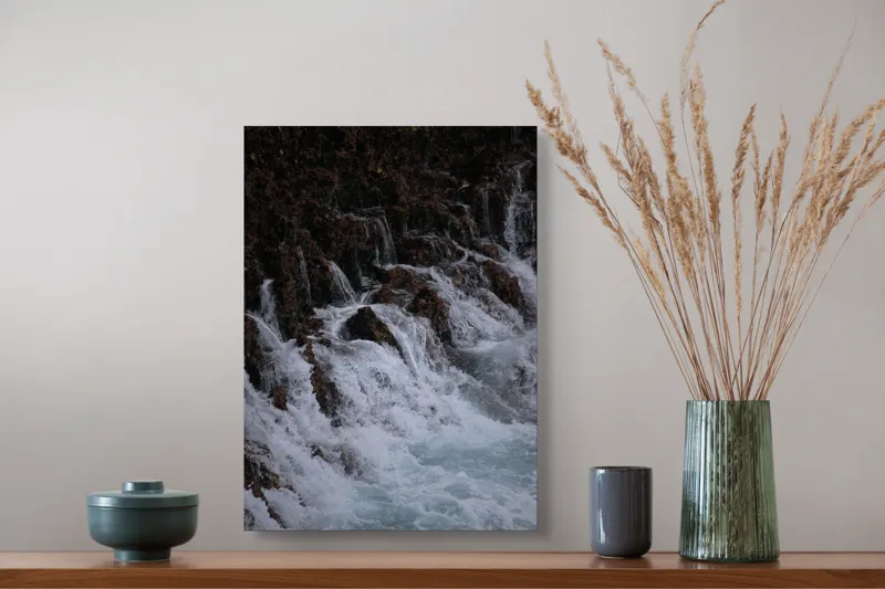 Tablou Canvas, "Cascada înspumată peste stânci abrupte", Cascadă, Piatră, Spumă, Apă, Natură, Forță, Curgere, Impact, Zgomot, Energie, 39 x 54 cm – poza 3