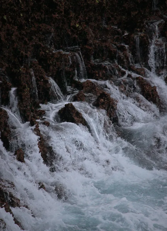 Tablou Canvas, "Cascada înspumată peste stânci abrupte", Cascadă, Piatră, Spumă, Apă, Natură, Forță, Curgere, Impact, Zgomot, Energie, 39 x 54 cm – poza 2