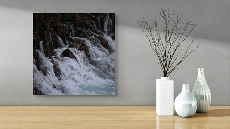 Tablou Canvas, "Cascada înspumată peste stânci abrupte", Cascadă, Piatră, Spumă, Apă, Natură, Forță, Curgere, Impact, Zgomot, Energie, 50 x 50 cm – poza 3