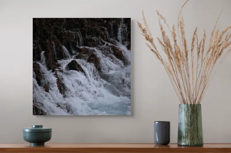 Tablou Canvas, "Cascada înspumată peste stânci abrupte", Cascadă, Piatră, Spumă, Apă, Natură, Forță, Curgere, Impact, Zgomot, Energie, 50 x 50 cm – poza 4