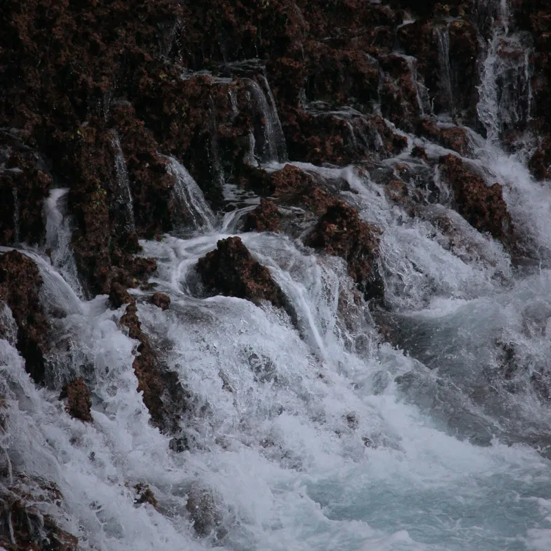 Tablou Canvas, "Cascada înspumată peste stânci abrupte", Cascadă, Piatră, Spumă, Apă, Natură, Forță, Curgere, Impact, Zgomot, Energie, 50 x 50 cm – poza 2