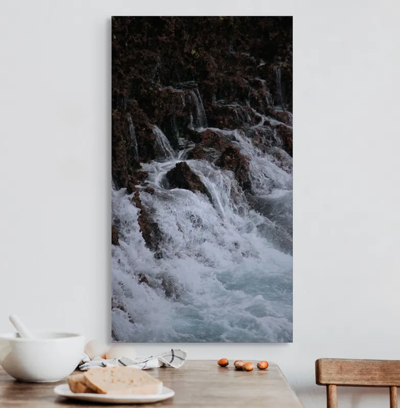 Tablou Canvas, "Cascada înspumată peste stânci abrupte", Cascadă, Piatră, Spumă, Apă, Natură, Forță, Curgere, Impact, Zgomot, Energie, 50 x 90 cm – poza 3