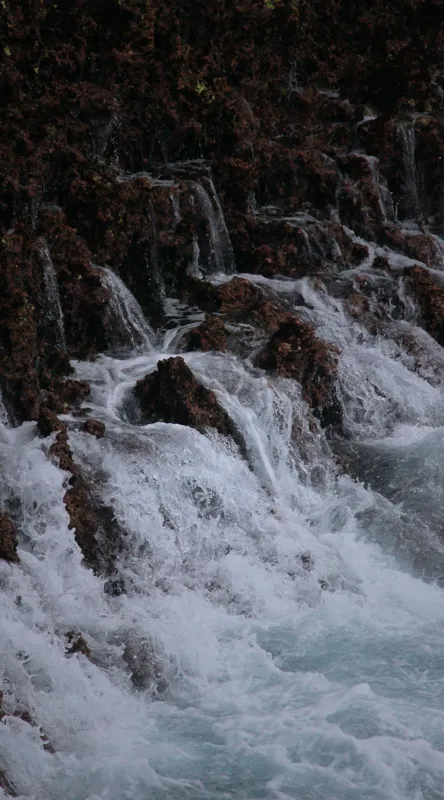 Tablou Canvas, "Cascada înspumată peste stânci abrupte", Cascadă, Piatră, Spumă, Apă, Natură, Forță, Curgere, Impact, Zgomot, Energie, 50 x 90 cm – poza 2