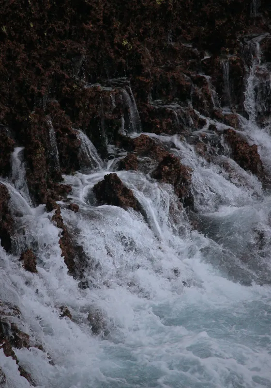 Tablou Canvas, "Cascada înspumată peste stânci abrupte", Cascadă, Piatră, Spumă, Apă, Natură, Forță, Curgere, Impact, Zgomot, Energie, 70 x 100 cm – poza 2