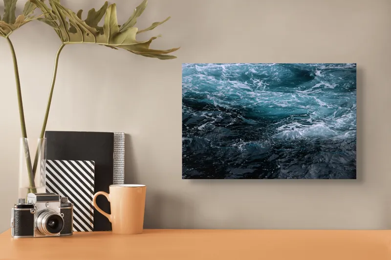 Tablou Canvas, "Valuri spumoase în întuneric marin", Vârtej, Apă, Albastru, Valuri, Spumă, Mișcare, Profund, Ocean, Energie, 39 x 26 cm – poza 3