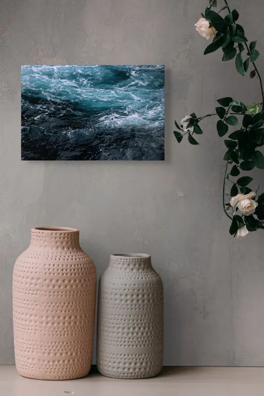 Tablou Canvas, "Valuri spumoase în întuneric marin", Vârtej, Apă, Albastru, Valuri, Spumă, Mișcare, Profund, Ocean, Energie, 39 x 26 cm – poza 4
