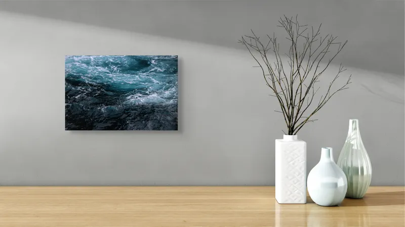 Tablou Canvas, "Valuri spumoase în întuneric marin", Vârtej, Apă, Albastru, Valuri, Spumă, Mișcare, Profund, Ocean, Energie, 39 x 26 cm – poza 8