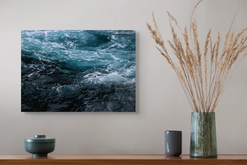 Tablou Canvas, "Valuri spumoase în întuneric marin", Vârtej, Apă, Albastru, Valuri, Spumă, Mișcare, Profund, Ocean, Energie, 54 x 39 cm – poza 4