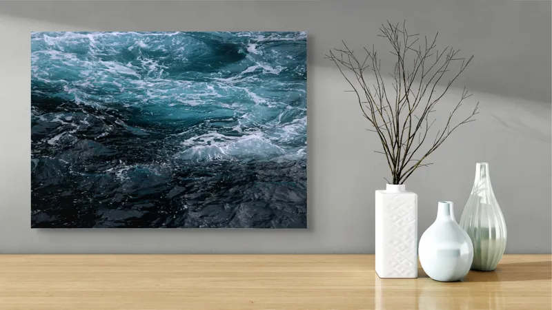 Tablou Canvas, "Valuri spumoase în întuneric marin", Vârtej, Apă, Albastru, Valuri, Spumă, Mișcare, Profund, Ocean, Energie, 70 x 50 cm – poza 3