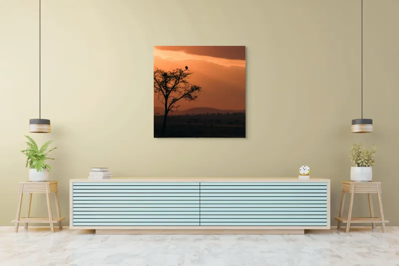 Tablou Canvas, "Un vultur la apus în savană", Apus, Copac, Pasăre, Siluetă, Serengeti, Cer, Peisaj, Natură, Culoare, Lumină, 100 x 100 cm – poza 5