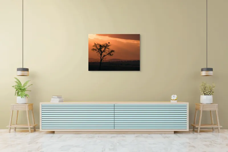 Tablou Canvas, "Un vultur la apus în savană", Apus, Copac, Pasăre, Siluetă, Serengeti, Cer, Peisaj, Natură, Culoare, Lumină, 100 x 70 cm – poza 4