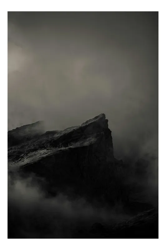 Tablou Canvas, "Misterele Munților Încețoșați Ai Nopții", Cetate, Negură, Mister, Sumbre, Vârf, Dramatic, Înălțime, Roci, Pătrunzător, Frig., 26 x 39 cm