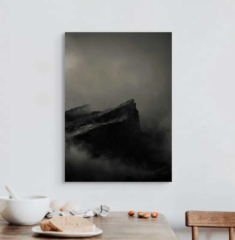 Tablou Canvas, "Misterele Munților Încețoșați Ai Nopții", Cetate, Negură, Mister, Sumbre, Vârf, Dramatic, Înălțime, Roci, Pătrunzător, Frig., 50 x 70 cm – poza 3