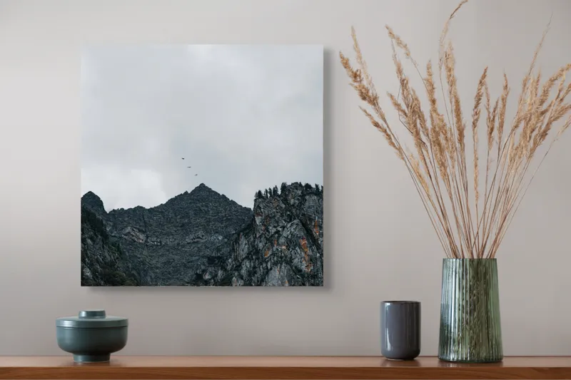 Tablou Canvas, "Zborul păsărilor deasupra munților stâncoși", Norii, Vârfuri, Pădure, Stânci, Păsări, Cer, Peisaj, 50 x 50 cm – poza 4