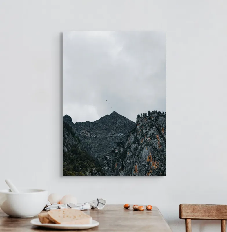 Tablou Canvas, "Zborul păsărilor deasupra munților stâncoși", Norii, Vârfuri, Pădure, Stânci, Păsări, Cer, Peisaj, 50 x 70 cm – poza 3