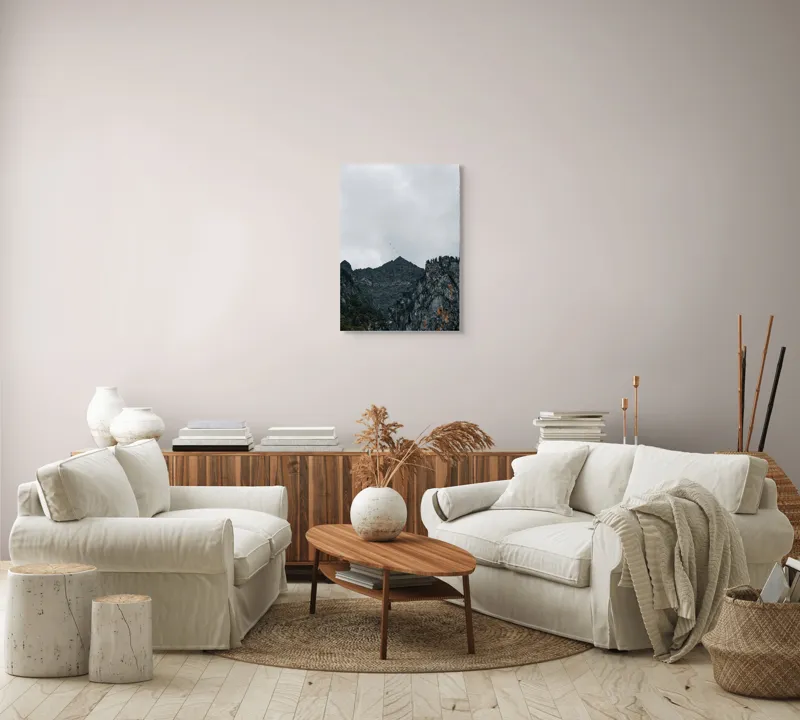 Tablou Canvas, "Zborul păsărilor deasupra munților stâncoși", Norii, Vârfuri, Pădure, Stânci, Păsări, Cer, Peisaj, 50 x 70 cm – poza 4