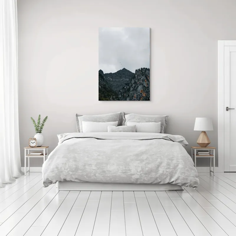 Tablou Canvas, "Zborul păsărilor deasupra munților stâncoși", Norii, Vârfuri, Pădure, Stânci, Păsări, Cer, Peisaj, 70 x 100 cm – poza 3