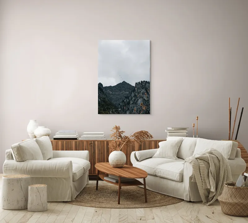 Tablou Canvas, "Zborul păsărilor deasupra munților stâncoși", Norii, Vârfuri, Pădure, Stânci, Păsări, Cer, Peisaj, 70 x 100 cm – poza 4
