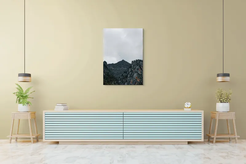 Tablou Canvas, "Zborul păsărilor deasupra munților stâncoși", Norii, Vârfuri, Pădure, Stânci, Păsări, Cer, Peisaj, 70 x 100 cm – poza 5