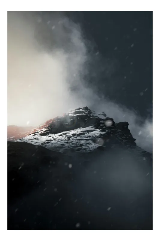 Tablou Canvas, "Vârful stâncos în ceață misterioasă", Nor, Munți, Ceață, Noapte, Mister, Vârf, Zăpadă, Înălțime, Întunecat, Lumină, 26 x 39 cm