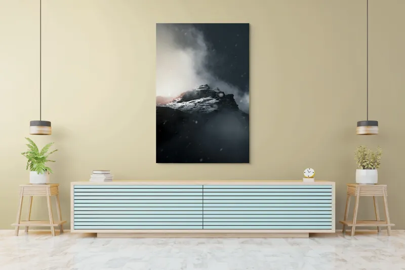 Tablou Canvas, "Vârful stâncos în ceață misterioasă", Nor, Munți, Ceață, Noapte, Mister, Vârf, Zăpadă, Înălțime, Întunecat, Lumină, 100 x 150 cm – poza 4