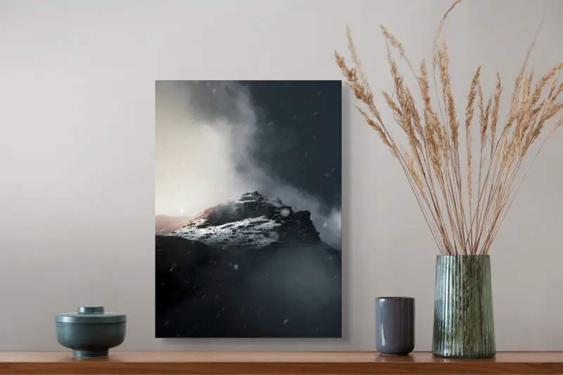 Tablou Canvas, "Vârful stâncos în ceață misterioasă", Nor, Munți, Ceață, Noapte, Mister, Vârf, Zăpadă, Înălțime, Întunecat, Lumină, 39 x 54 cm – poza 3