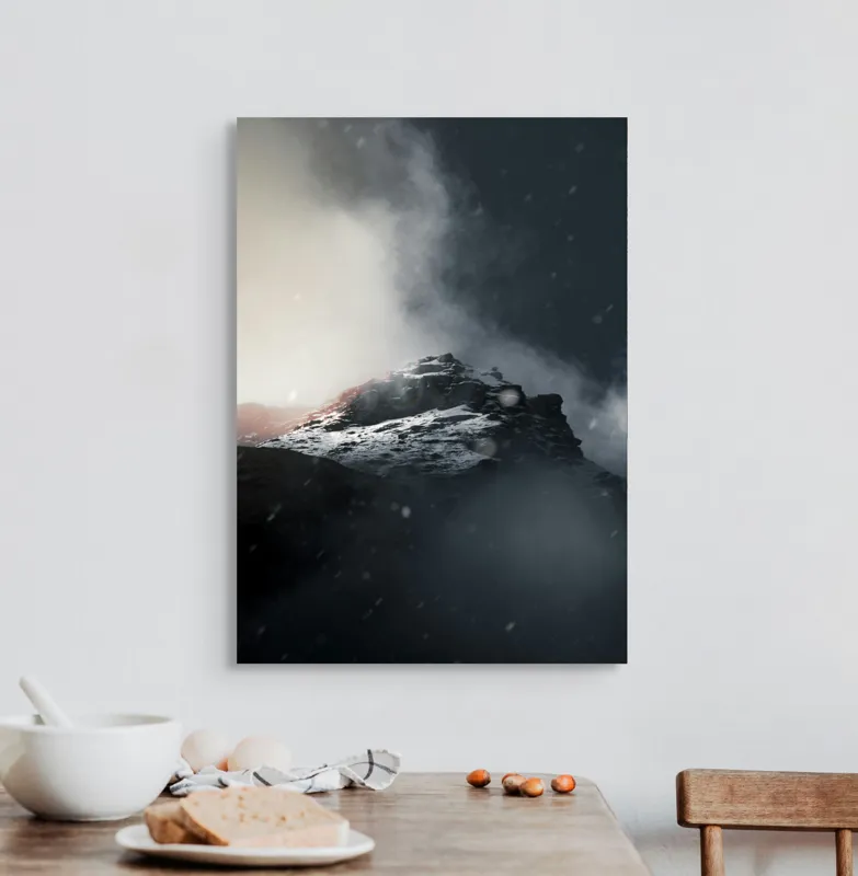 Tablou Canvas, "Vârful stâncos în ceață misterioasă", Nor, Munți, Ceață, Noapte, Mister, Vârf, Zăpadă, Înălțime, Întunecat, Lumină, 50 x 70 cm – poza 3