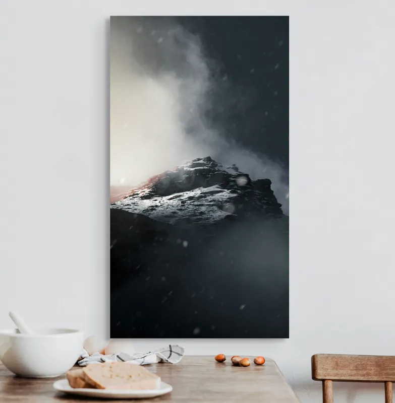 Tablou Canvas, "Vârful stâncos în ceață misterioasă", Nor, Munți, Ceață, Noapte, Mister, Vârf, Zăpadă, Înălțime, Întunecat, Lumină, 50 x 90 cm – poza 3