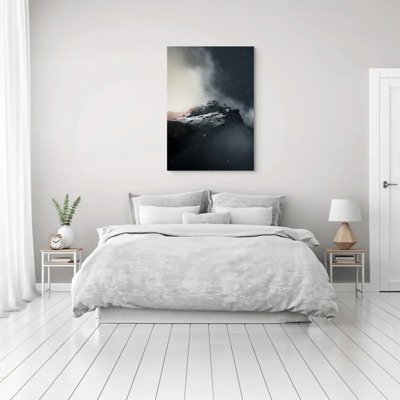 Tablou Canvas, "Vârful stâncos în ceață misterioasă", Nor, Munți, Ceață, Noapte, Mister, Vârf, Zăpadă, Înălțime, Întunecat, Lumină, 70 x 100 cm – poza 3