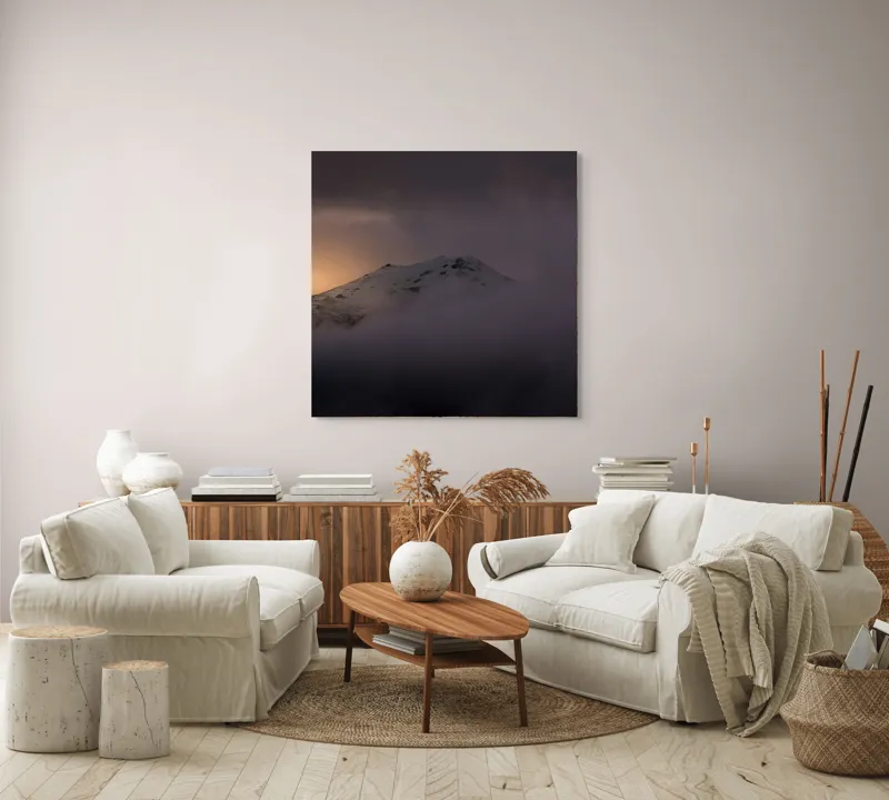 Tablou Canvas, "Răsărit mistic peste vârfuri ascunse", Munte, Zori, Noroi, Seninătate, Vârf, Întuneric, Lumină, 100 x 100 cm – poza 3