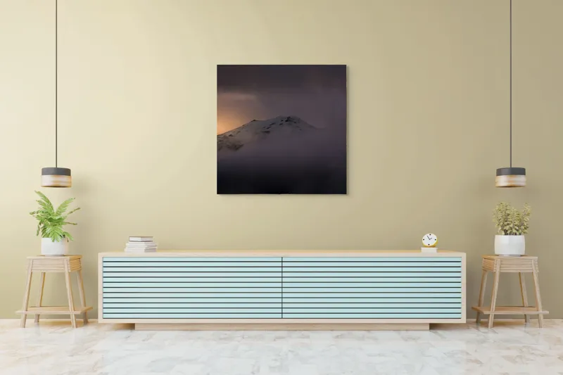Tablou Canvas, "Răsărit mistic peste vârfuri ascunse", Munte, Zori, Noroi, Seninătate, Vârf, Întuneric, Lumină, 100 x 100 cm – poza 5