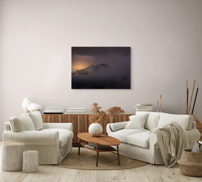 Tablou Canvas, "Răsărit mistic peste vârfuri ascunse", Munte, Zori, Noroi, Seninătate, Vârf, Întuneric, Lumină, 100 x 70 cm – poza 3
