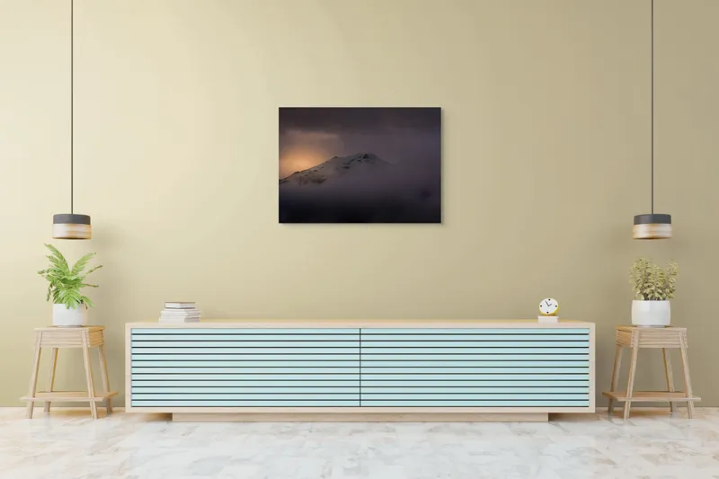 Tablou Canvas, "Răsărit mistic peste vârfuri ascunse", Munte, Zori, Noroi, Seninătate, Vârf, Întuneric, Lumină, 100 x 70 cm – poza 4