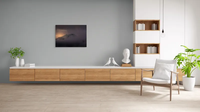 Tablou Canvas, "Răsărit mistic peste vârfuri ascunse", Munte, Zori, Noroi, Seninătate, Vârf, Întuneric, Lumină, 100 x 70 cm – poza 6