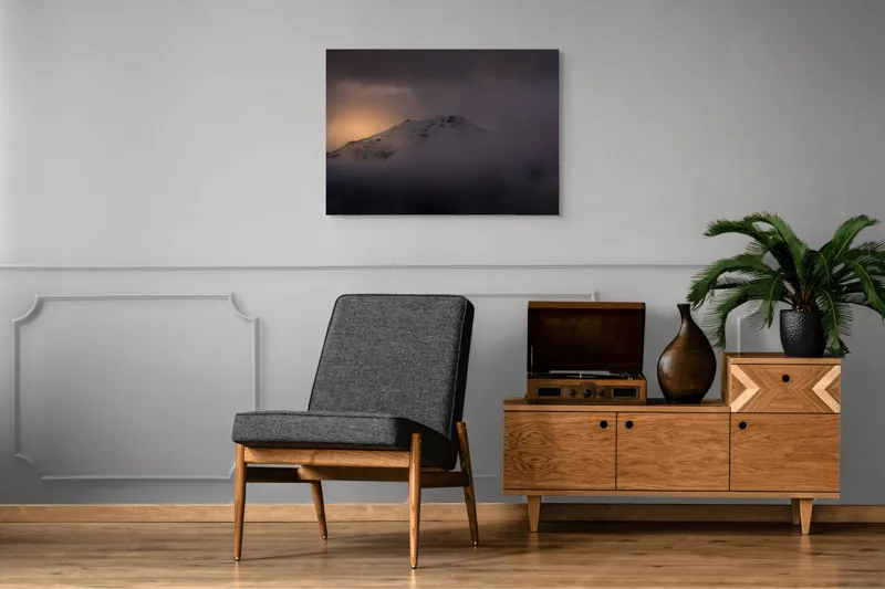 Tablou Canvas, "Răsărit mistic peste vârfuri ascunse", Munte, Zori, Noroi, Seninătate, Vârf, Întuneric, Lumină, 100 x 70 cm – poza 8