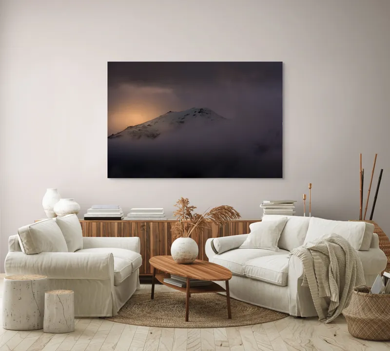 Tablou Canvas, "Răsărit mistic peste vârfuri ascunse", Munte, Zori, Noroi, Seninătate, Vârf, Întuneric, Lumină, 150 x 100 cm – poza 3