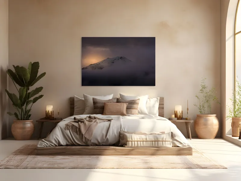 Tablou Canvas, "Răsărit mistic peste vârfuri ascunse", Munte, Zori, Noroi, Seninătate, Vârf, Întuneric, Lumină, 150 x 100 cm – poza 4